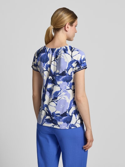 Frauenmodel trägt Damen T-Shirt aus Viskose-Mix mit Kordelzug am Saum von Betty Barclay, floraler Statement-Print, Strasssteinbesatz, Regular-Fit, Rundhalsausschnitt, Rückansicht Ganzkörperansicht.