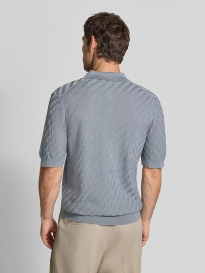 Męski model nosi Regular Fit Poloshirt aus reiner Baumwolle in Strick-Optik von Matinique, imitacja dzianiny, krój regular fit, bawełna, kołnierzyk polo, z krótkim rękawem, długość tyłu w rozmiarze M: 70 cm, widok całej sylwetki z tyłu