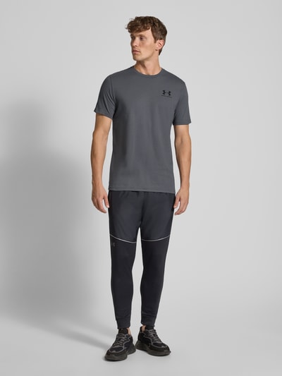 Under Armour T-Shirt mit Label-Print Anthrazit 1