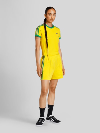 adidas Originals Trainingsshorts mit Label Stitching GELB 1
