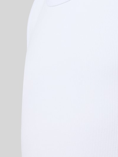 Männermodel trägt Tanktop in Ripp-Optik mit Rundhalsausschnitt von MCNEAL, mieszanka bawełny i elastanu, krój slim fit, efekt prążkowania, okrągły dekolt, biała faktura, detaliczny widok materiału, nahaufnahme oberkörper.