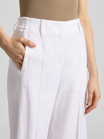 Frauenmodel trägt Wide Leg Hose aus Leinen-Mix von Windsor in Weiß mit Bügelfalten und elastischem Bund, Nahaufnahme Oberkörper.