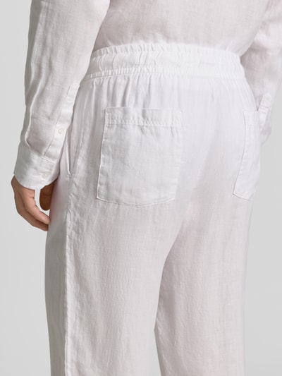 Männermodel trägt Leinenhose mit elastischem Bund van MCNEAL, wit, regular fit, puur linnen, elastische tailleband, detailopname rugaanzicht