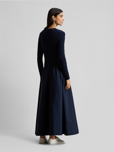 Vrouwenmodel draagt Ausgestelltes Strickkleid aus Woll-Mix mit Kaschmir-Anteil van Polo Ralph Lauren, uni donkerblauw, maxi lengte, ronde hals, kabelpatroon, logo-stitching, lange mouw met geribde zoom, zij-ingezette zakken, gebreide wolmix, materiaal-mix, volledig lichaam achteraanzicht.