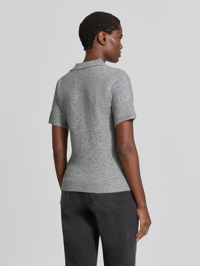 Frauenmodel trägt Slim Fit Poloshirt mit Woll-Anteil Modell 'Dasila' von ICHI in Grau, Strick-Optik, Rückenansicht, Ganzkörperansicht Rückansicht.