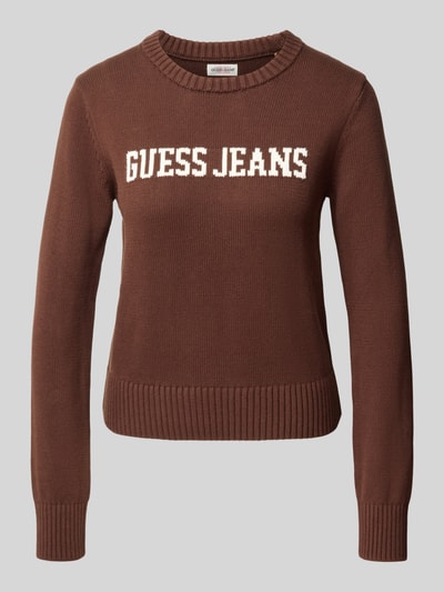 Produktfoto, Strickpullover mit Logo und Rundhalsausschnitt von GUESS in Braun, weiße Schrift, Slim Fit, reine Baumwolle, glatte Struktur