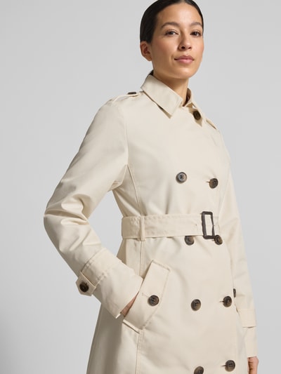 Modelka kobieta ma na sobie Regular Fit Trenchcoat aus Baumwoll-Mix od s.Oliver RED LABEL w kolorze beżowym, podwójny rząd guzików, pasek, patki, tkanina diagonalna; widok z przodu, zbliżenie na górną część ciała.