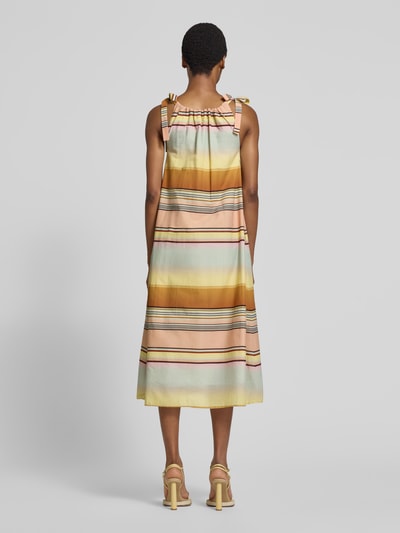 Frauenmodel trägt Relaxed Fit Midikleid aus reiner Baumwolle von Smith and Soul, Streifen in Pastelltönen, Zierschleifen, Rückenansicht, Ganzkörperansicht Rückansicht.