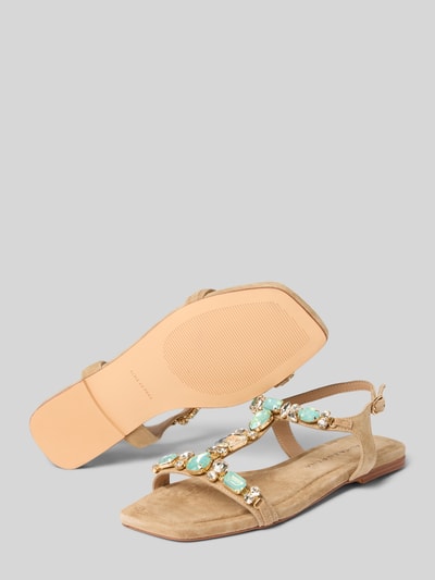 Produktfoto, Sandaletten aus echtem Leder mit Ziersteinbesatz von ALMA EN PENA in Beige mit offener Ferse, glatter Sohle, Absatzhöhe 2 cm, Schafthöhe 6 cm, Schaftweite 6 cm.