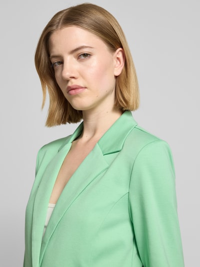 Frauenmodel trägt Regular Fit Blazer mit Paspeltaschen Modell 'KATE' von ICHI in Mintgrün, Material-Mix mit Viskose-Anteil, Nahaufnahme Oberkörper.
