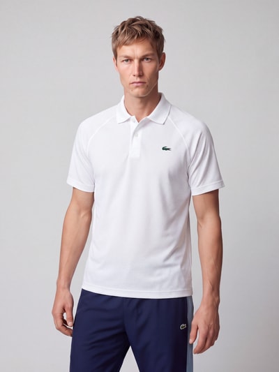 Männermodel trägt weißes Regular Fit Sport-T-Shirt mit Polokragen von Lacoste, Herren Sport-T-Shirt, Ganzkörperansicht von vorne.