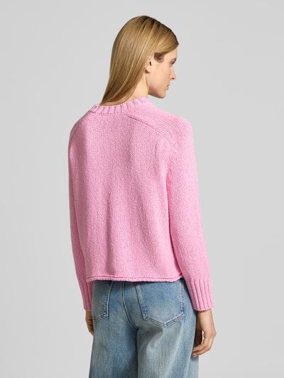 Frauenmodel trägt Oversized Strickpullover aus Baumwoll-Mix von Marc O'Polo in Optik: Unifarben, Passform: Oversized, Strickstruktur, Langarm, Rundhals, Label-Stitching-Applikation, Rollsaum, Materialverarbeitung: Strick, Material: Baumwoll-Mix, Ganzkörperansicht Rückansicht.
