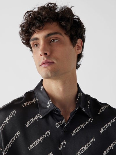 VETEMENTS Oversized Freizeithemd mit Allover-Logo Schwarz 6