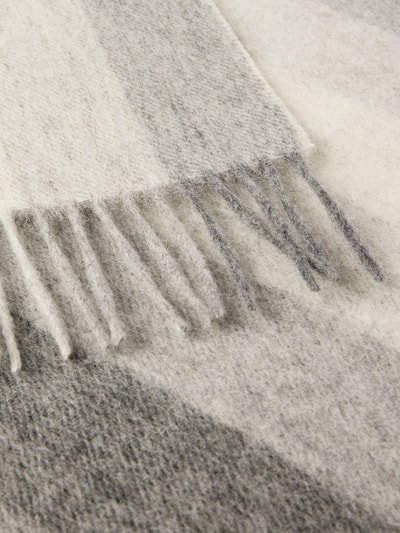 Produktfoto, Schal aus reiner Wolle von Matinique in Grau und Creme, gewebte Optik, Kordel-Abschluss, rechteckig, Detailaufnahme