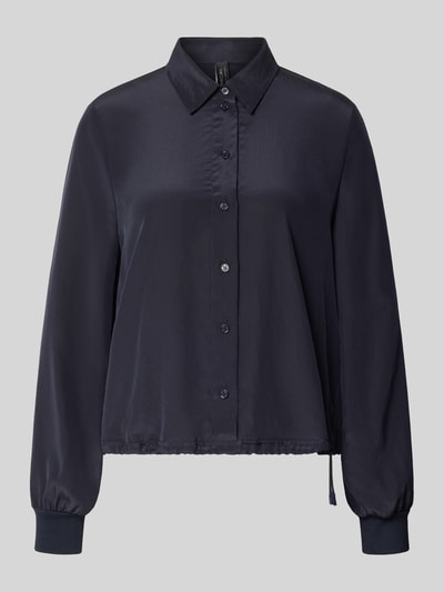 Produktfoto, Regular Fit Bluse mit Tunnelzug von Marc Cain in Dunkelblau mit Hemdblusenkragen, Knopfleiste, glatter Oberfläche, Rückenlänge 56 cm, Ärmellänge 63 cm, Größe 36.