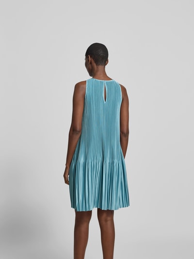 Frauenmodel trägt Knielanges Kleid in Falten-Optik von Joseph in Blau mit Rundhalsausschnitt, Gerade Passform, Ärmelloses-Design, Knielänge, Gesamtlänge 93 cm, Brustweite 40 cm, Ganzkörperansicht Rückansicht.