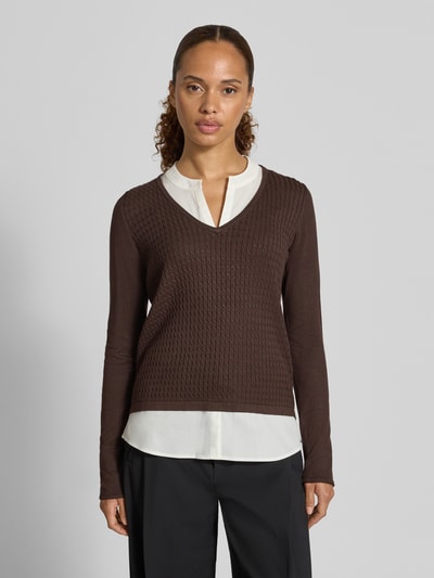 Vrouwenmodel draagt shirt met lange mouwen uit viscosemix in tricotlook van comma, nauwsluitende pasvorm, V-hals, contrastdetails, ruglengte maat 36: 66 cm, mouwlengte maat 36: 83 cm, kleur bruin, eenvoudige structuur, voorkant volledig zichtbaar, Ganzkörperansicht von voren.