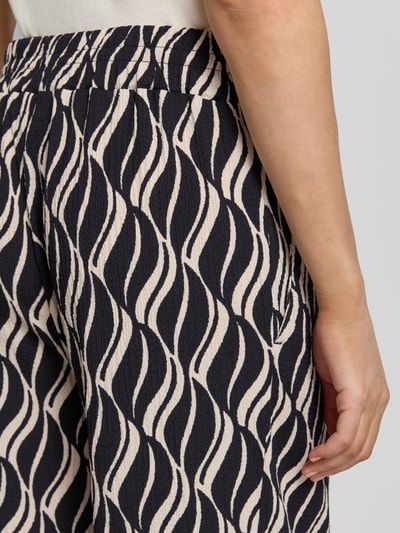 Frauenmodel trägt Culotte mit Allover-Muster und elastischem Bund von Betty Barclay, Material-Mix mit Stretch-Anteil, Loose-Fit, Detailaufnahme