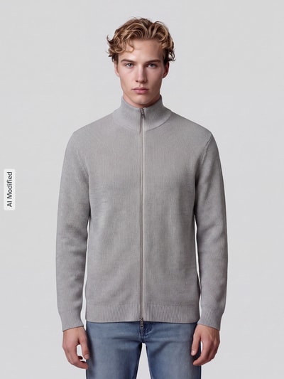 Männermodel trägt Regular Fit Strickjacke aus reiner Baumwolle Modell 'DANE' von Selected, hellgrau, feine Rippstruktur, Ganzkörperansicht von vorne, Herren Strickjacke von Selected, KI-modifiziertes Bild.