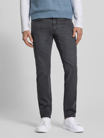 Männermodel trägt Jeans mit 5-Pocket-Design Modell 'CADIZ' von BRAX in Grau, Baumwoll-Lyocell-Mix mit Modal-Anteil, Gerader-Schnitt, Ganzkörperansicht von vorne.