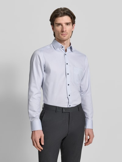 Mannelijk model draagt Regular Fit Businesshemd aus Baumwolle mit Kentkragen van OLYMP, lichtblauw, borstzak, lange mouwen, knoopsluiting, voorkant geheel zichtbaar, complete lichaamsaanzicht.