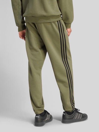adidas Sportswear Regular Fit Sweathose aus Baumwoll-Mix Oliv 5
