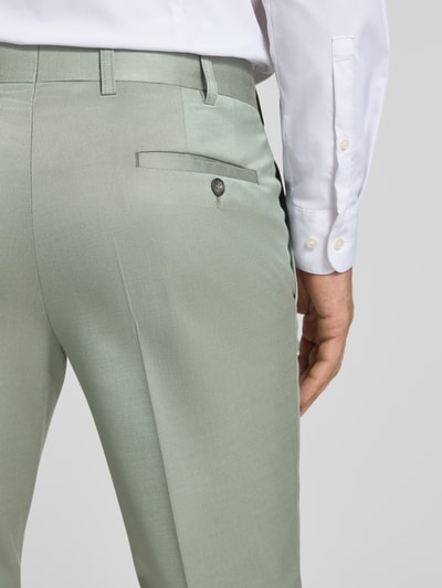 Mężczyzna nosi Anzughose mit französischen Eingrifftaschen und Bügelfalte von Wilvorst, mieszanka wiskozy i żywej wełny, krój straight fit, kolor jasnozielony, zapięcie na guzik i zamek błyskawiczny, z tyłu kieszeń z wypustką, szerokość w rozmiarze 50: 39 cm, długość wewnętrzna nogawki w rozmiarze 50: 83 cm, zdjęcie detaliczne tylnej części.