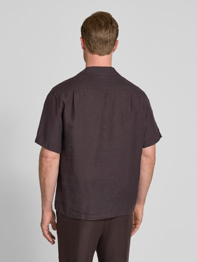Männermodel trägt Relaxed Fit Leinenhemd mit Resortkragen von Lacoste, Optik: Unifarben, Passform: Relaxed-Fit, Material: Leinen, Ganzkörperansicht Rückansicht.