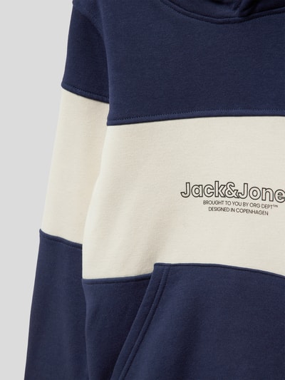 Jack & Jones Bluza z kapturem i blokowymi pasami model ‘JORLAKEWOOD’ Granatowy 2