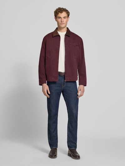 Männermodel trägt Regular Fit Jacke aus reiner Baumwolle von MCNEAL in Dunkelrot mit Cord-Umlegekragen, Ganzkörperansicht von vorne.