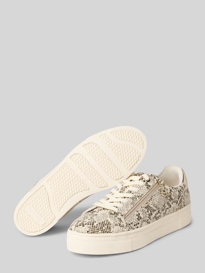 Produktfoto, Low Top Sneaker in Schlangenleder-Optik Modell 'Snake' von Tamaris in Lederoptik mit runder Schuhspitze, Plateau, Label-Prägung, Schnürung, Reißverschluss und strukturierter Sohle.