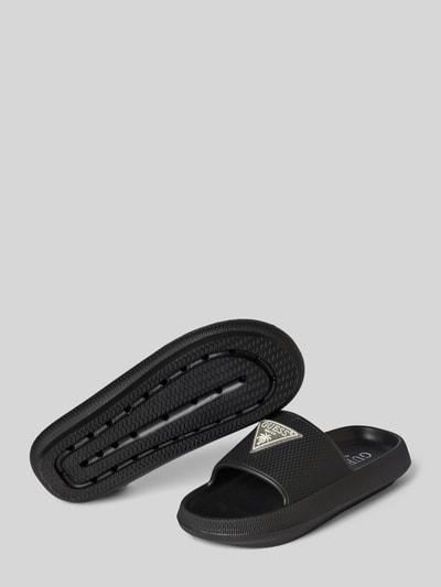 Productfoto, zwarte Sandalette met Label-Applikatie model 'RUBBER SLIPPERS' van Guess, afgeronde neus, slip-on, hakhoogte 4 cm, fijne structuur