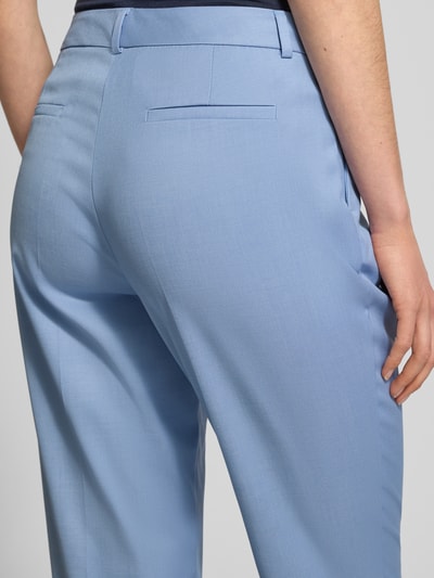Vrouwenmodel draagt Hose mit Bügelfalten van More & More in lichtblauw, materiaalmix met viscose, persplooien, achterzakken, detailopname.