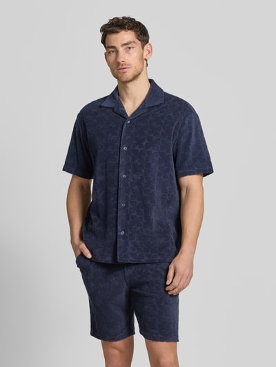 Männermodel trägt Regular Fit Freizeithemd mit Strukturmuster von MCNEAL in dunkelblauem Baumwoll-Mix mit Knopfleiste und Reverskragen, Ganzkörperansicht von vorne.