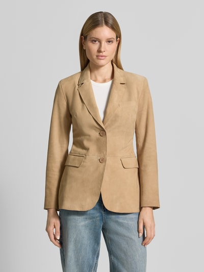 Frauenmodel trägt Regular Fit Blazer aus echtem Ziegenvelours Modell 'Mina' von STAND STUDIO in Beige mit Reverskragen und Pattentaschen, Frontansicht, Nahaufnahme Oberkörper.