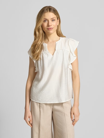 Frauenmodel trägt Bluse aus Viskose-Mix mit Rüschen Modell 'HETTA' von ICHI in Creme mit Serafino-Ausschnitt, Gerader-Schnitt, Nahaufnahme Oberkörper.