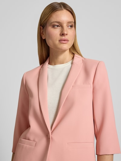 Vrouwenmodel draagt Regular Fit blazer met 3/4-mouw model 'Junie Miley' van MOS MOSH, reverskraag, knoopsluiting, detailopname bovenlichaam. Ruglengte maat 36: 65 cm, borstwijdte: 48 cm, mouwlengte: 42 cm.