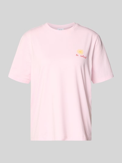 Produktfoto, hellrosa T-Shirt mit Rundhalsausschnitt und feinem Stitching, Modell 'NORA' von Vila, glatte Baumwoll-Elasthan-Oberfläche