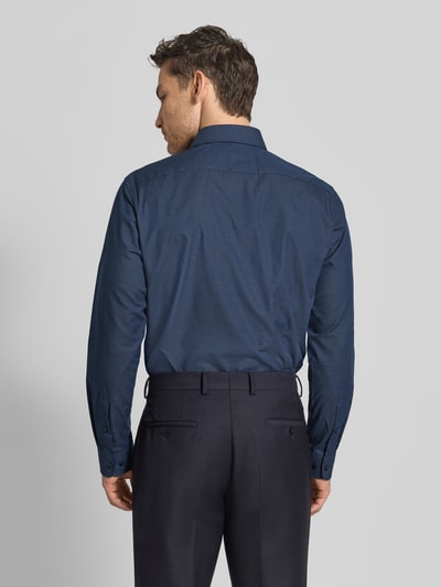 Męski model nosi Regular Fit Business-Hemd aus Baumwolle mit Kentkragen von Christian Berg Men, ciemnoniebieska bawełna, prosta listwa guzikowa, długość tyłu w rozmiarze 39/40: 77 cm, szerokość w rozmiarze 39/40: 43 cm, długość rękawów w rozmiarze 39/40: 67 cm, tekstura gładka, widok całej sylwetki z tyłu.