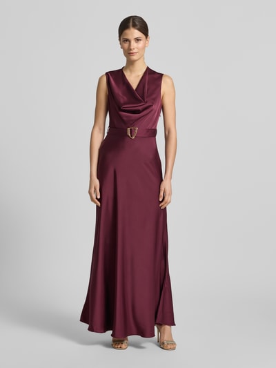 Kobiece modelka nosi Regular Fit Abendkleid aus Satin od Rinascimento, elastyczna mieszanka materiałów, krój regular fit, lejący kołnierz, krój bez rękawów, odpinana materiałowa tasiemka, długość tyłu w rozmiarze S: 123 cm, szerokość w rozmiarze S: 43 cm, satynowa powierzchnia, bordowy kolor, gładka tekstura. Ganzkörperansicht von vorne.