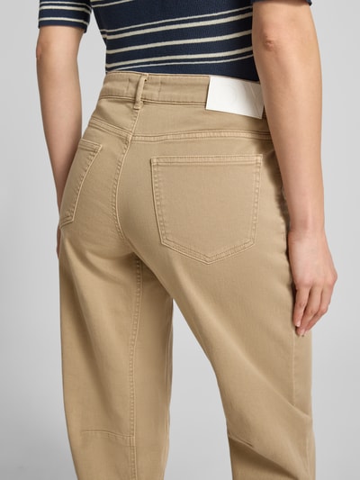 Frauenmodel trägt Relaxed Fit Jeans Modell 'Melly' von OPUS PANTS aus Baumwoll-Mix mit Stretch-Anteil, Eingrifftaschen, beige, Detailaufnahme Rückansicht. Bundweite bei Größe 36/28: 41 cm, Innenbeinlänge 71 cm.