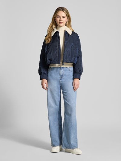 Vrouwenmodel draagt Bomberjacke mit Entendaunen-Füllung und Eingrifftaschen van Luisa Cerano in donkerblauw, rechte fit, opgenaaide kraag met teddyfleece, ritssluiting, steekzakken, materiaalcontext volgens maat 36, volledige lichaamsvooraanzicht.