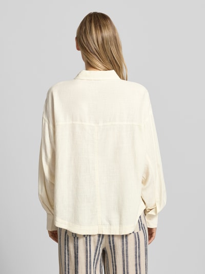 Frauenmodel trägt Leinenbluse mit Hemdblusenkragen Modell 'SALINAS' von Mustang, Viskose-Mix, Loose-Fit, Rückenlänge 63 cm, Ganzkörperansicht Rückansicht.