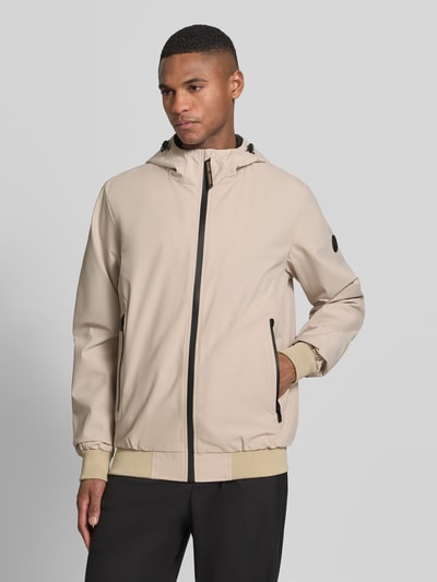 Mannelijk model draagt Jacke met ritszakken model 'MATTEO' van CARS JEANS in beige met zwarte details, regular fit, mix van materialen met stretch, voorzien van capuchon met tunnelkoord, vooraanzicht van het volledige lichaam.