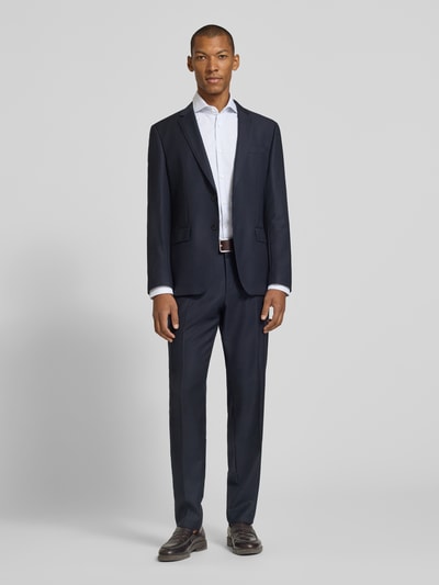 Männermodel draagt wit slim fit zakelijk overhemd van katoen, model 'HANK' van BOSS, Heren, geheel van voren te zien.