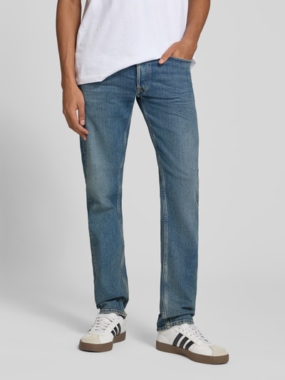 Mannenmodel draagt blauwe slim fit jeans van katoenmix Model 'Grover' van Replay, 5-pocketmodel, lichte wassing, knoop- en ritssluiting, binnenbeenlengte 80 cm, bandwijdte 42 cm, Ganzkörperansicht von voren.