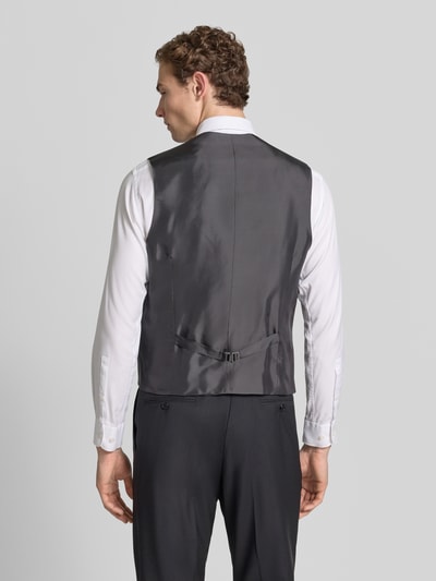 Männermodel trägt Weste mit V-Ausschnitt und Paspeltaschen Modell 'Tobias' von Carl Gross aus Reine Schurwolle, Slim-Fit, Rückenlänge 62 cm, Ganzkörperansicht Rückansicht.