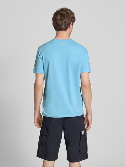 Männermodel trägt T-Shirt mit Label-Print und Rundhalsausschnitt von CHAMPION in Hellblau, Baumwolle, Regular Fit, Rückenansicht, Ganzkörperansicht Rückansicht