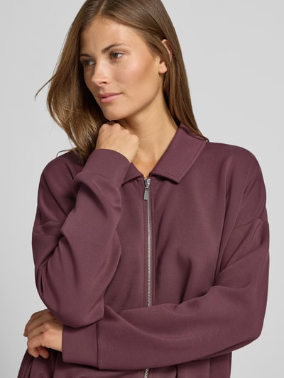 Frauenmodel trägt Sweatjacke mit Umlegekragen von Christian Berg Woman in dunklem Mauveton, Modal-Mix, lockere Passform, Nahaufnahme Oberkörper.