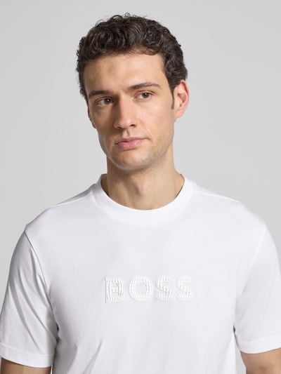 Männermodel trägt Regular Fit T-Shirt aus reiner Baumwolle Modell 'TS_TERRACE' von BOSS Green, unifarben, Nahaufnahme Oberkörper.